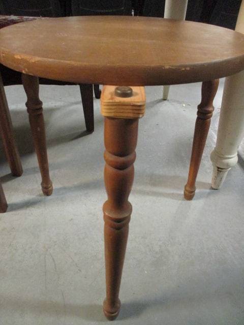 Round Turned Leg Side Table: 17"dia x 18"h, some finish wear and scratches, Local Pickup Only