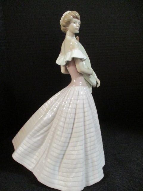 Lladro 1988 #5540 "An Evening Out" Porcelain Figurine - 2