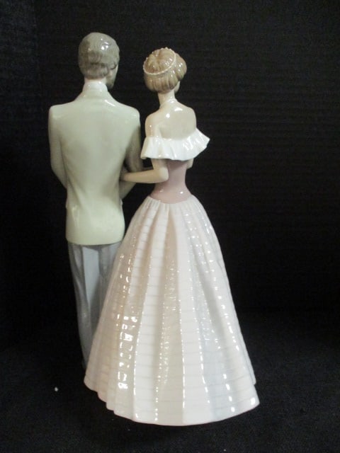 Lladro 1988 #5540 "An Evening Out" Porcelain Figurine - 3