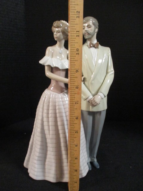 Lladro 1988 #5540 "An Evening Out" Porcelain Figurine - 6