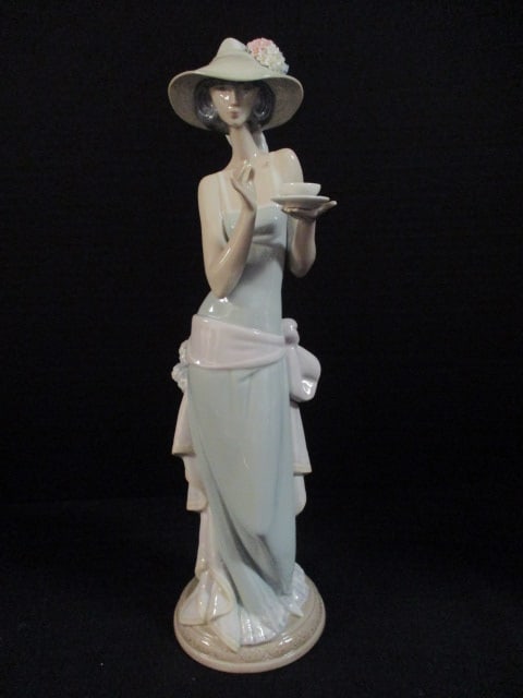 Lladro 1987 #5470 "Tea Time" Porcelain Figurine: 14 3/4"h