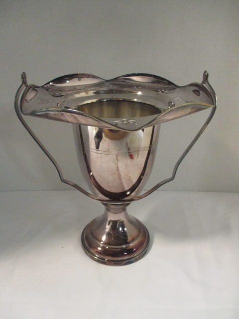 Silverplate Bridal Basket: 10"h(16"h handle up)