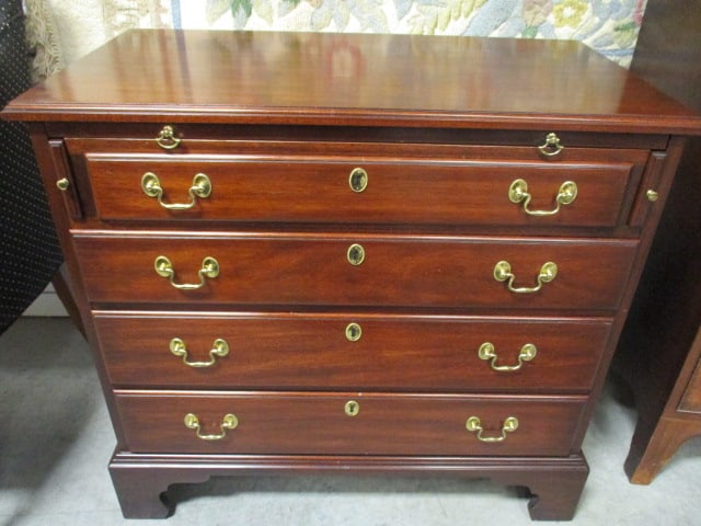 Henkel Harris Virginia Galleries Mahogany 4 Drawer Bachelor's Chest: 33" x 18 1/2" x 30", four dovetail drawers, pull out shelf with supports, Local Pickup Only