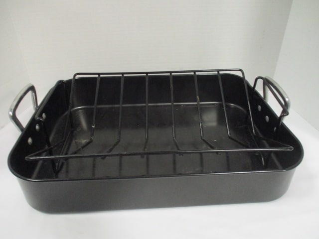 Non Stick Roasting Pan with Removable Rack: .