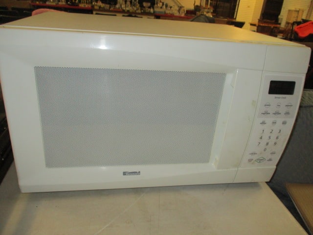 Kenmore White Turn Table Microwave: 22 1/2" x 16" x 13 1/2", Model 721.62342202, Serial #412TA03799, Local Pickup Only