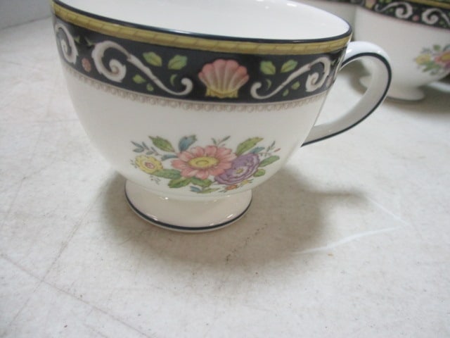 59 Pieces of Vintage Wedgwood "Runnymeade" China - 10