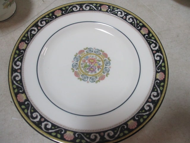 59 Pieces of Vintage Wedgwood "Runnymeade" China - 7