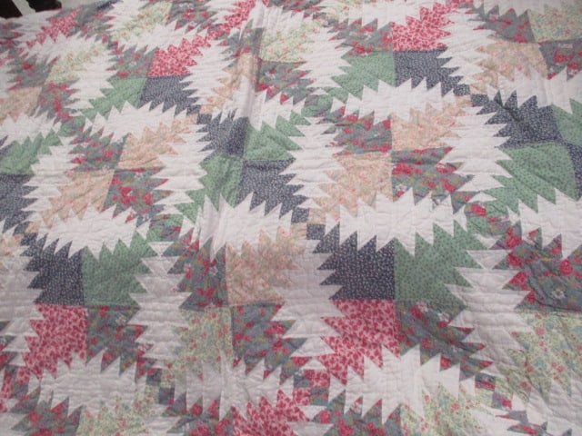 Vintage Scallop Edge Patchwork Quilt - 3