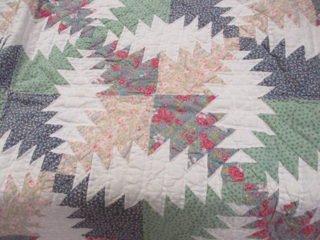 Vintage Scallop Edge Patchwork Quilt - 4