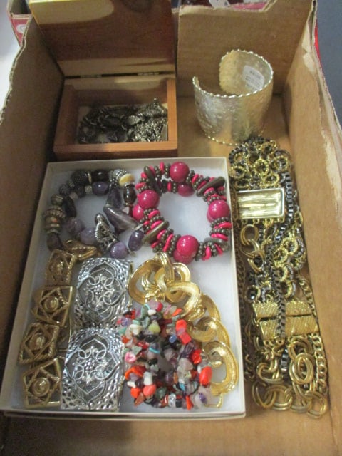 Lot of Modern/Vintage Costume Jewelry: .