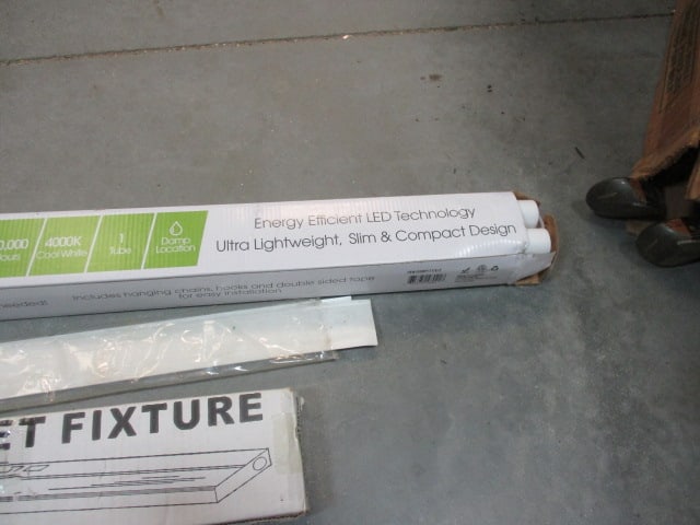 GreenLite 43" LED ShopLite in Original Box with Plug-In Link and 1" Under - 4
