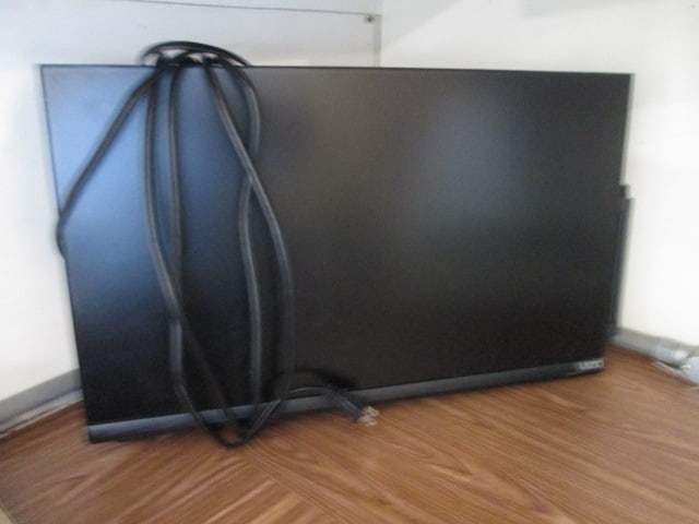 Vizio 24" LED TV with Wall Arm Bracket: Model D2414-J01, powers on, Local Pickup Only