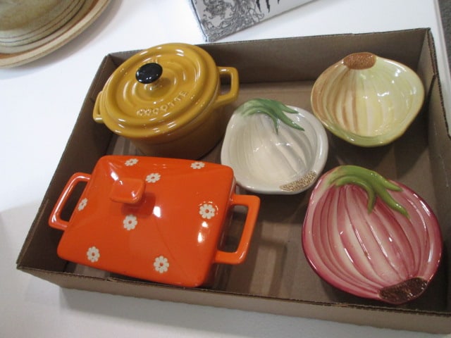 Williams-Sonoma Onion/Shallet Shape Bowls, Mini Cocotte Individual Covered (1 of 5)