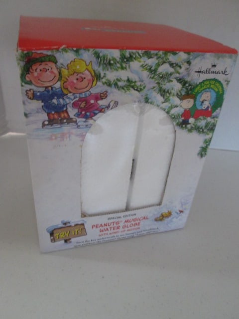 Hallmark Peanuts "Linus & Lucy" Musical Water Globe in Original Box: winds and plays