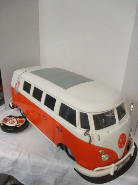 2005 Disney Herbie Love Bug Bus Radio Controlled Toy with Remote- 1/18 Scale (1 of 8)