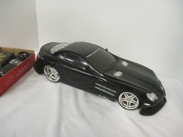 Maisto "Playerz" Mercedes-Benz SLR McLaren Radio Controlled Toy Car: with Remote, Battery, and Charger, 16" x 5"
