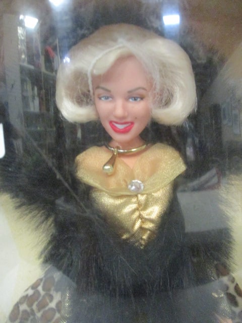 1993 DSI Marilyn Monroe Collector's Series "Fur Fantasy Marilyn" Doll - 2