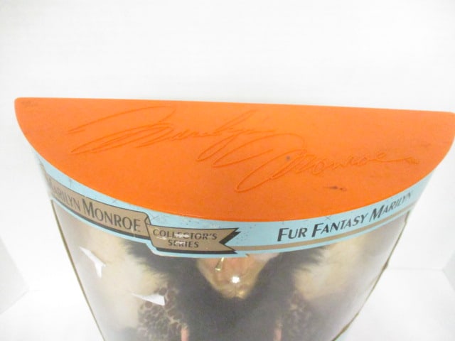 1993 DSI Marilyn Monroe Collector's Series "Fur Fantasy Marilyn" Doll - 3