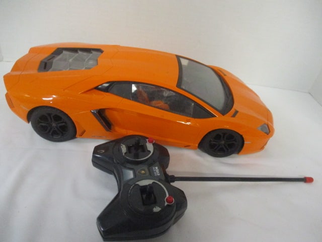 World Tech Toys Lamborghini Aventador LP 700-4 Radio Controlled Toy Car: with Remote - 1/8 Scale, 16" x 5"