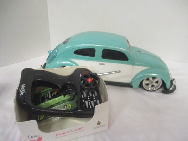Maisto "G Ridez" Volkswagen Beetle Radio Controlled Toy Car with Remote: and Battery - 1/10 Scale, 16" x 5 1/2"