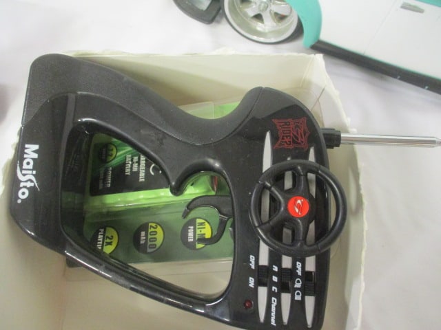 Maisto "G Ridez" Volkswagen Beetle Radio Controlled Toy Car with Remote - 2