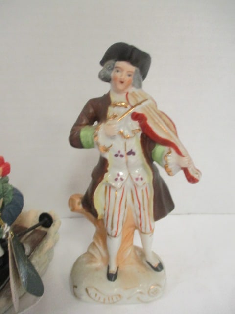 Lot of Vintage Porcelain Ceramic Figurines and Salt & Pepper Shakers - 4