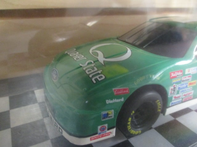 Racing Champions "Geoff Bodine #15" and "Brett Bodine #26" Die Cast Model - 4