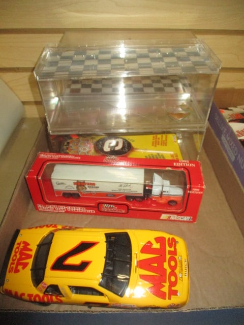4 Plastic Display Cases, Racing Champions "Hooters NASCAR" Die Cast Cab (1 of 7)