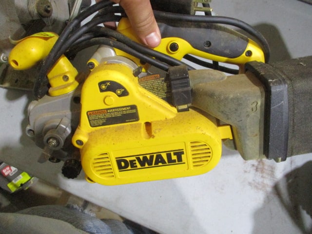DeWalt DW433 3" x 21" VS Electronic Belt Sander: .
