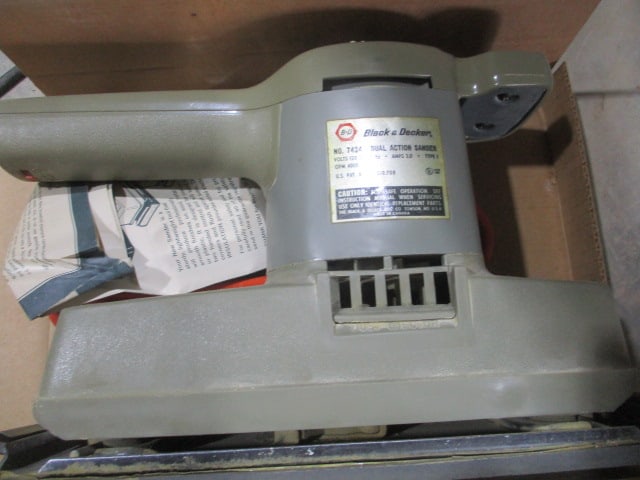 Black & Decker Dual Action Sander: .