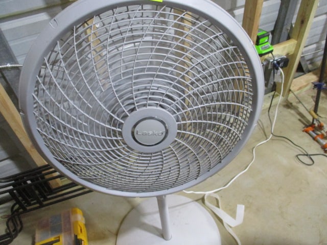 Lasko Stand Up Fan: .