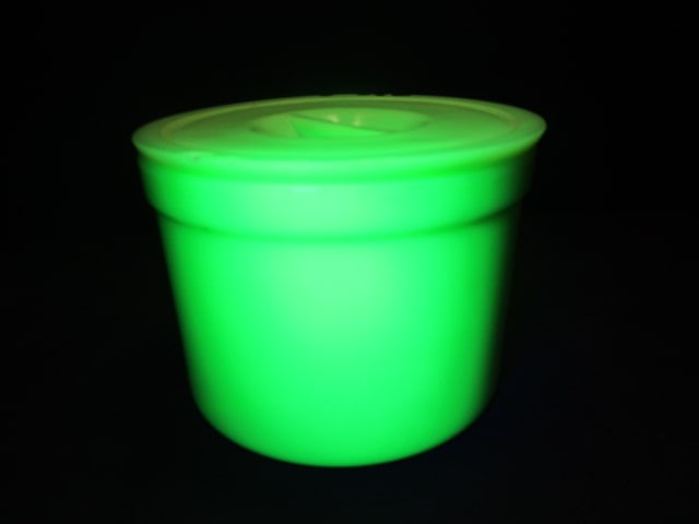 McKee Jadeite Uranium Glass Refrigerator Jar: Lid has chips