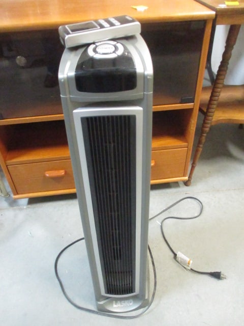 Lasko Model 5570 Ceramic Heater w/Remote: .
