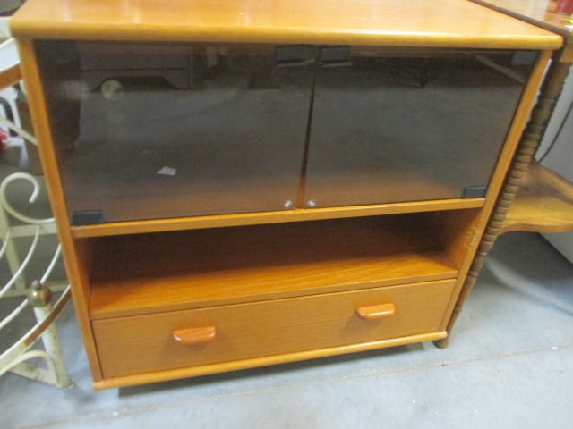 Media Console w/Bottom Drawer (1 of 4)
