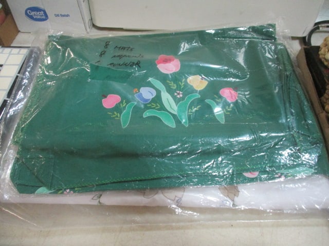 Green Embroidered Placemat/Napkin/Runner Set & Painted (1 of 3)