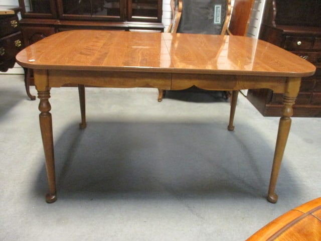 Early American Style Dining Table with Two Leaves (1 of 7)