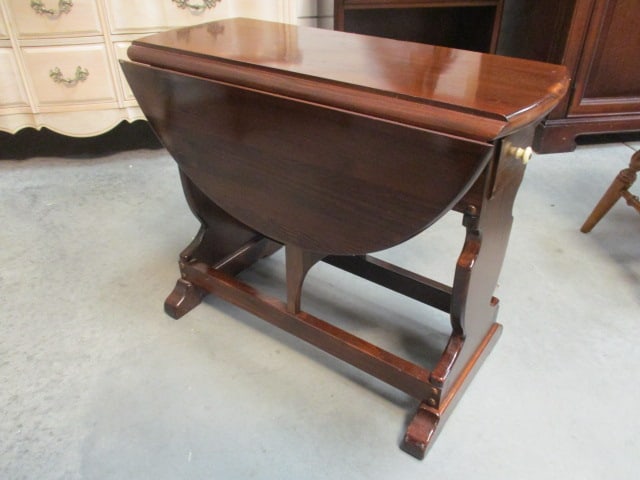 Ethan Allen Early American Style Dark Stained Pine Drop Leaf Lamp Table with Drawer - 3