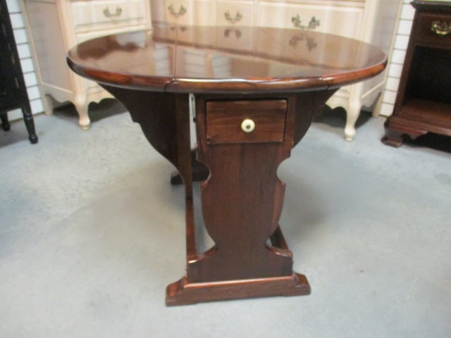 Ethan Allen Early American Style Dark Stained Pine Drop Leaf Lamp Table with Drawer - 6