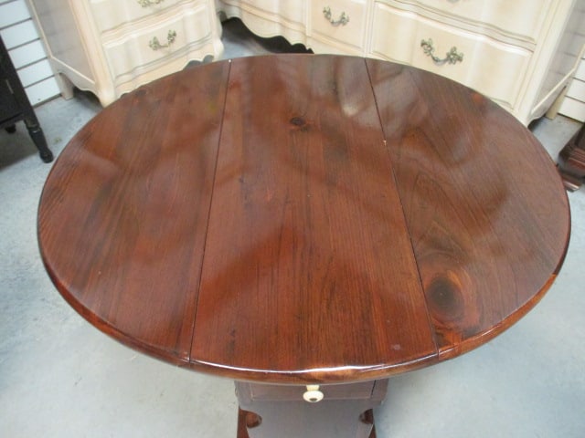 Ethan Allen Early American Style Dark Stained Pine Drop Leaf Lamp Table with Drawer - 7