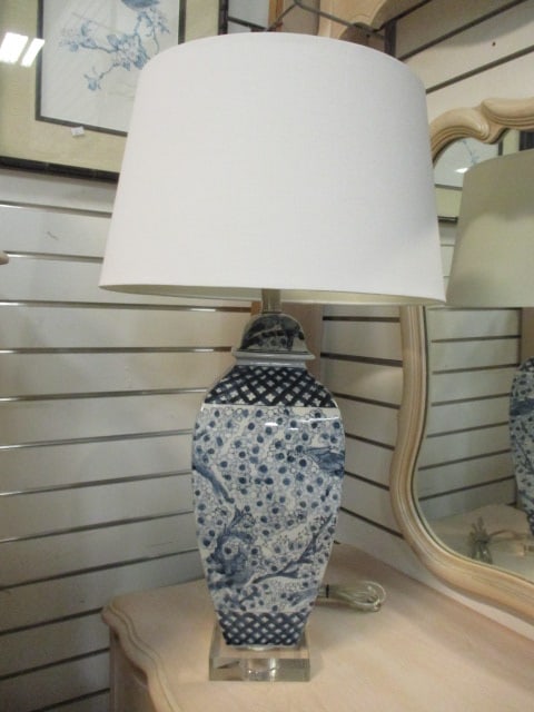 Chinoiserie Ginger Jar Porcelain Table Lamp with Lucite Base and Finial (1 of 7)