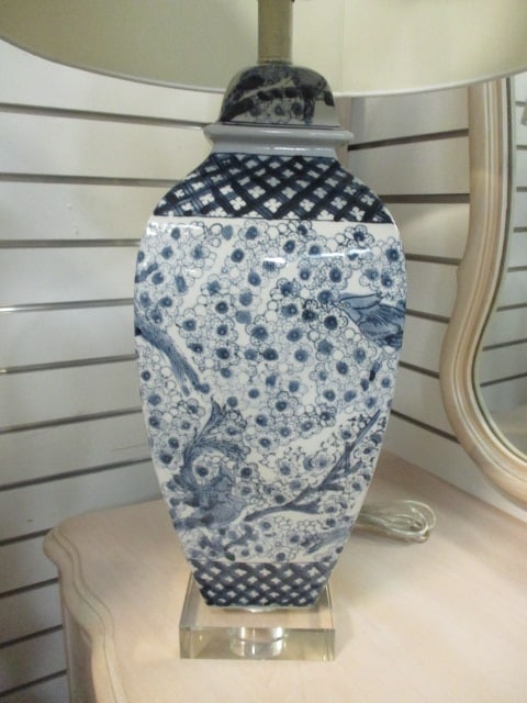 Chinoiserie Ginger Jar Porcelain Table Lamp with Lucite Base and Finial - 2