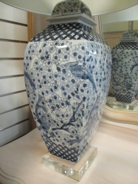 Chinoiserie Ginger Jar Porcelain Table Lamp with Lucite Base and Finial - 3