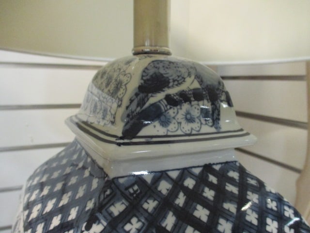 Chinoiserie Ginger Jar Porcelain Table Lamp with Lucite Base and Finial - 4