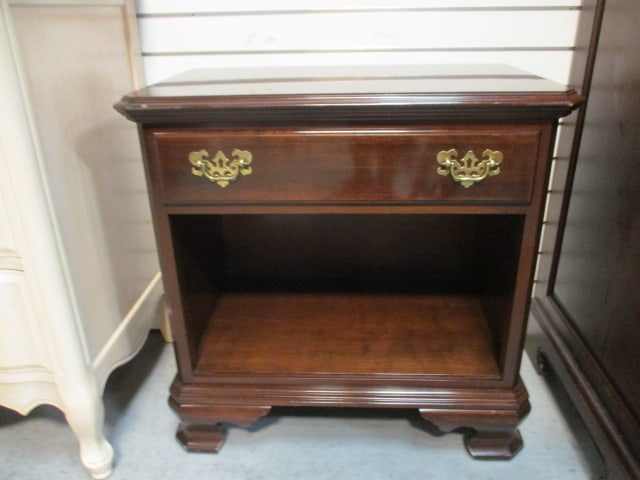 Ethan Allen Colonial Revival Mahogany Nightstand/End Table with Drawer and Open Storage: 27" x 16 1/4" x 26 1/2", dovetail drawer, open storage under, Brass swan neck bail handles, chips on corners, Local Pickup Only