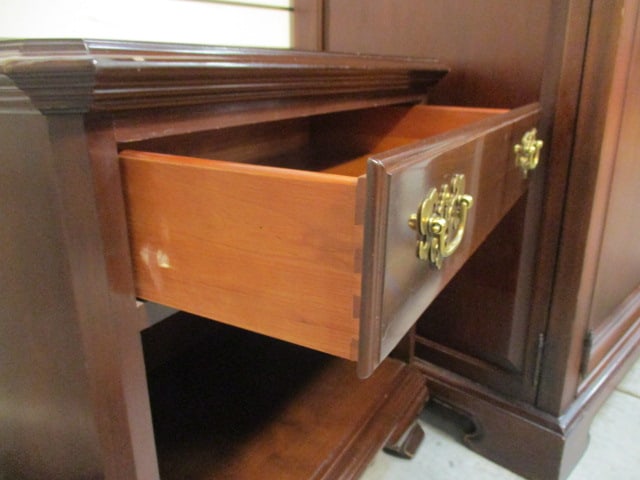 Ethan Allen Colonial Revival Mahogany Nightstand/End Table with Drawer and Open Storage - 5