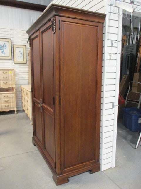 Thomasville Mahogany Raised Panel Computer Armoire with Carved Leaf Accents - 2