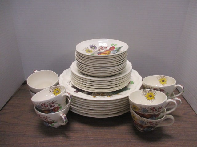 35 Pieces of Copeland Spode "Reynolds" Earthenware (1 of 10)