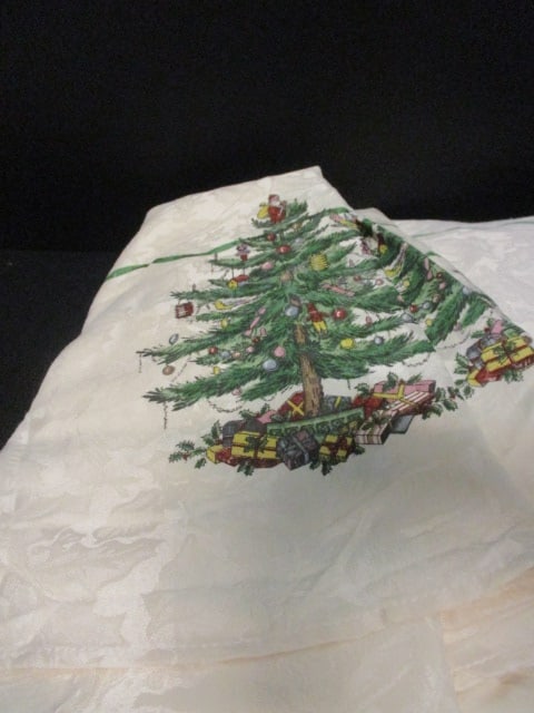 Cream Background Spode "Christmas Tree" Table Cloths and Table Runners - 4
