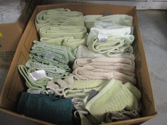 Large Grouping of Nice Shades of Green Bath Towels, Hand Towels and Wash Cloths: Local Pickup Only