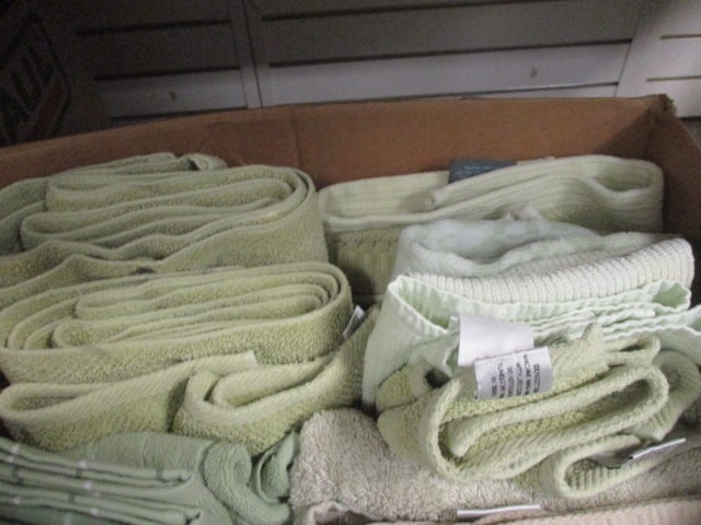 Large Grouping of Nice Shades of Green Bath Towels, Hand Towels and Wash Cloths - 3